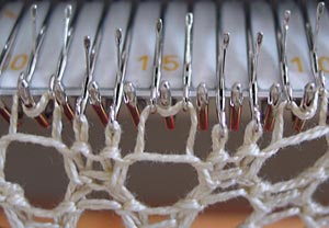 zwei Nadeln mit einer gemeinsamen Masche