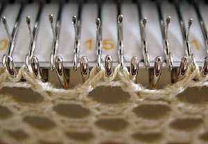 Lochmuster 104, zwei leere Nadeln