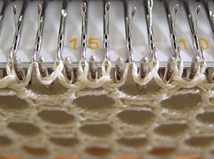 Schlaufe auf einer Nadel verdreht