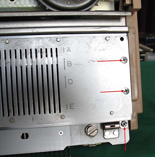 Gehäuseschrauben rechts