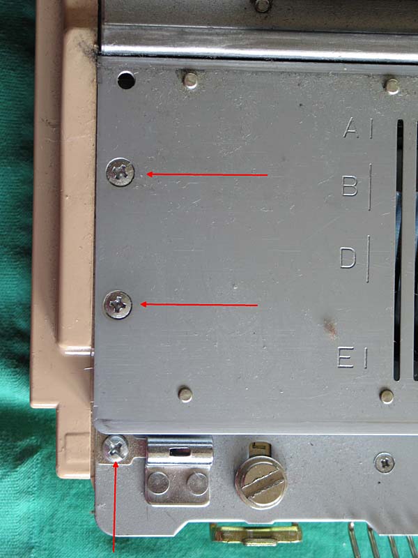 Gehäuseschrauben links