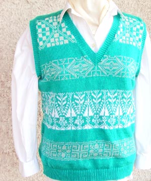 t&uuml;rkisfarbener Pullunder mit Norwegerbord&uuml;ren